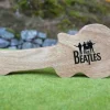 Tradera Musikmemorabilia<THE BEATLES. KLOCKA MED LÄDER ARMBAND, I TRÄ SCHATULL AV EN GITARR