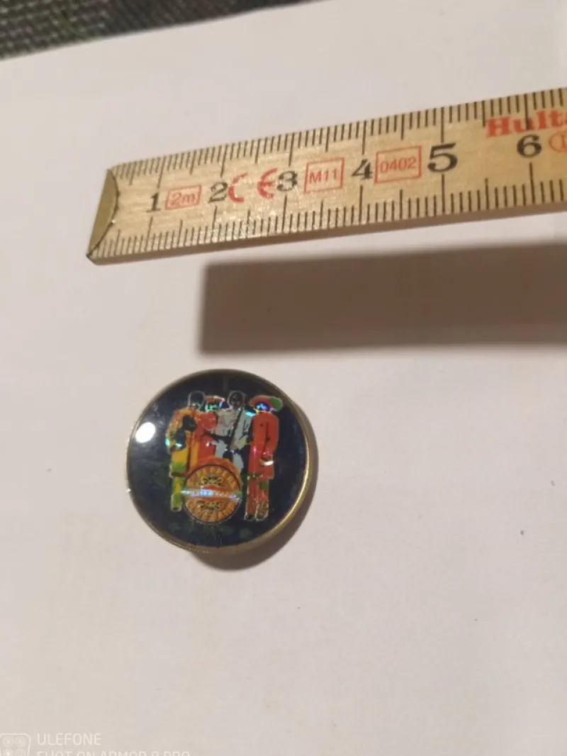 Tradera The Beatles sgt pepper's lonely hearts club band The Beatles> Tygmärken & Pins