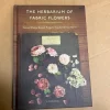 Tradera The Herbarium of Fabric Flowers: Twenty Flower Brooch Projects Translated from> Planschverk & Illustrerade Böcker