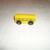 Tradera Trä ta°g vagn kan också vara en buss tillverkad av trä gul färg med magnet> Magneter