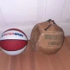 Tradera Övriga Samlarleksaker<Två bollar - en gammal läderboll och en Intersport basketboll