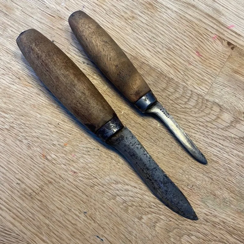 Tradera Knivar & Svärd<Två gamla E. Frost Mora knivar