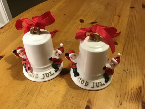 Tradera Två jul-klockor med tomtar - God Jul> Högtider