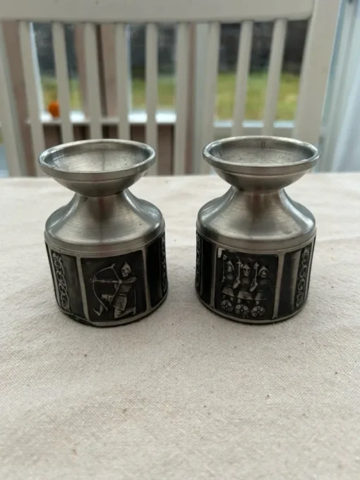 Tradera Två tennljushållare med medeltida motiv Kongetinn Pewter> Tenn & Mässing