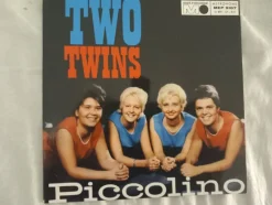 Tradera Two Twins - Piccolino (Singel) omslag^ Skivomslag
