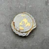 Tradera Militära Samlarsaker<UN - Basker märke från 1960-talet emblem från försvarsmakten