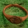 Tradera Urgammal vackert brons ring med prynad Da:19mm Vikt:1,71gr.> Arkeologi
