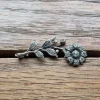 Tradera Broscher<Vacker vintage brosch blomma äkta silver grön & vita gnistrande stenar