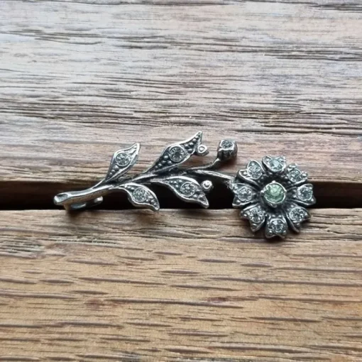 Tradera Broscher<Vacker vintage brosch blomma äkta silver grön & vita gnistrande stenar