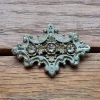Tradera Broscher<Vintage brosch gulmetall & vitmetall vita stenar vackert mönster