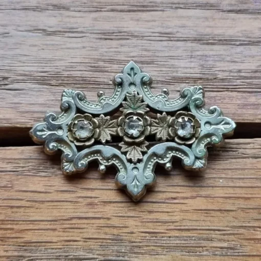 Tradera Broscher<Vintage brosch gulmetall & vitmetall vita stenar vackert mönster