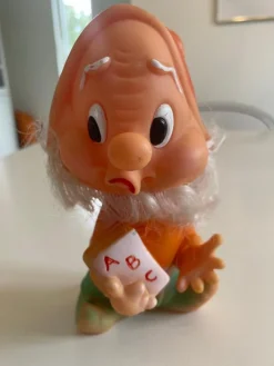 Tradera Vintage figur i gummiliknande material | från Snövit^ Disney