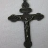 Tradera Vintage franskt kors / krucifix i metall med texter på latin> Ikoner & Religiösa Föremål