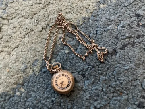 Tradera Vintage hängur sköterskeur Prätina> Sjuksköterskeklockor