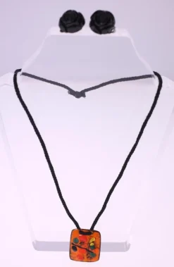 Tradera Smyckespaket<Vintage ladies metal pendant with painted enamel front + black plastic earrings