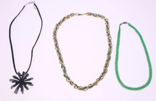 Tradera Smyckespaket<Vintage ladies necklaces-mixed styles and design-Combined weight: 50.4g