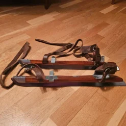 Tradera Långfärdsskridskor<Vintage långfärdsskridskor Guldkronan i trä och metall från Gillbergs retro