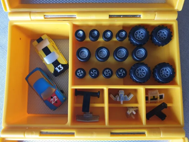 Tradera Leksaks- & Samlarbilar<Vintage Micro Machines Galoob förvaringslåda med bilar och tillbehör 1990
