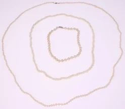 Tradera Smyckespaket<Vintage pearl necklaces-2 cultured pearl necklaces and a plastic pearl necklace