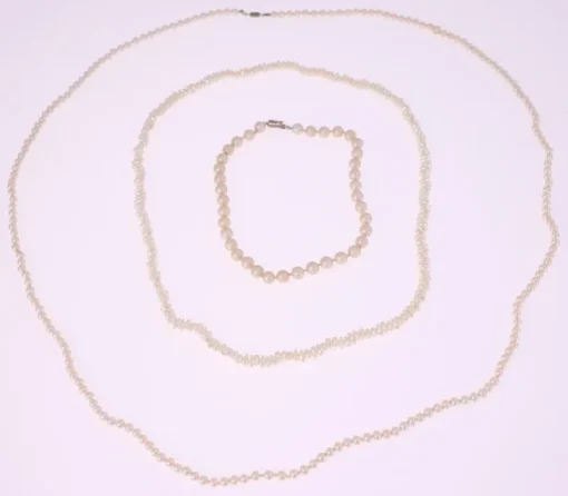 Tradera Smyckespaket<Vintage pearl necklaces-2 cultured pearl necklaces and a plastic pearl necklace