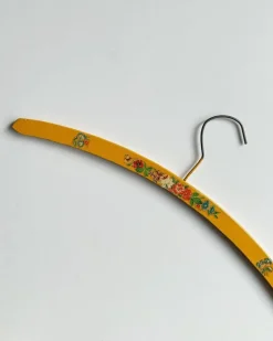 Tradera Vintage træbøjle m deko, gul> Krokar, Handtag & Beslag