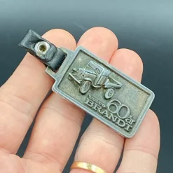 Tradera Mobilia<Volvo 60 år Brandt | Nyckelring i metall & läder | Nyckelhållare, hänge