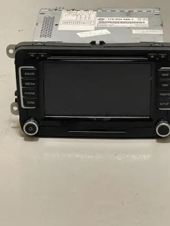 Tradera VW Navigationssystem 1TO 035 680 F Defekt^ Bilstereo