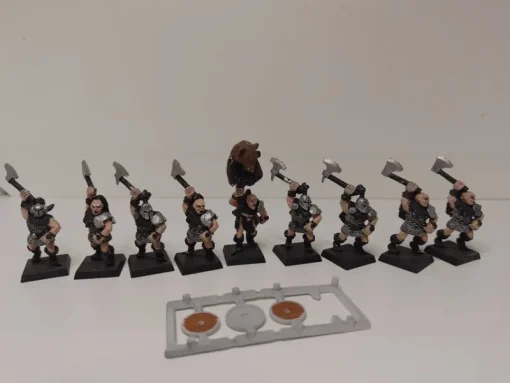 Tradera Warhammer Dogs of war bearmen of urslo OOP 9st^ Roll- & Figurspel