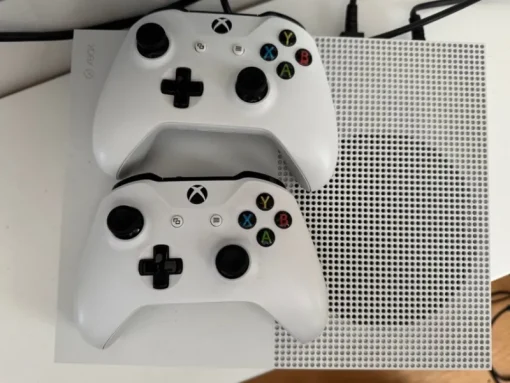 Tradera Övrigt Dator- & Tv-spel<Xbox One S + 2 st handkontroller + Rocket League spelpaket