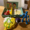Tradera Yumi & Tomu pranklåda + Marvelfigur & Pokémonfigur> Övriga Leksaker